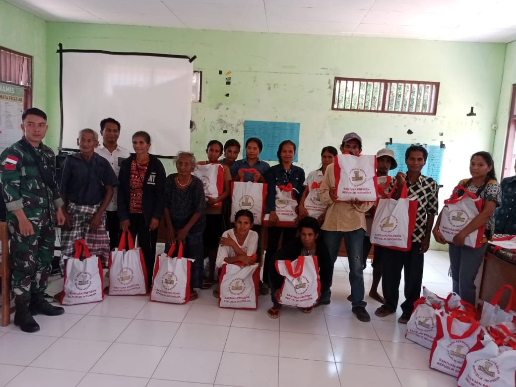 Bersama Babinsa & Pemdes Bantu Salurkan Sembako Dari Presiden Ri Untuk Para Janda Duda & Yatim Piatu